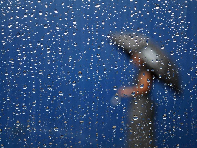 women rain photography
