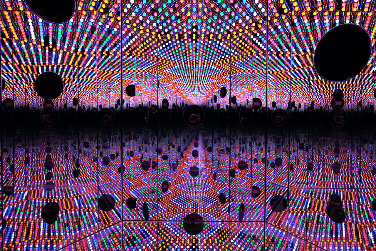 art installation infinity mirror by yayoi kusama