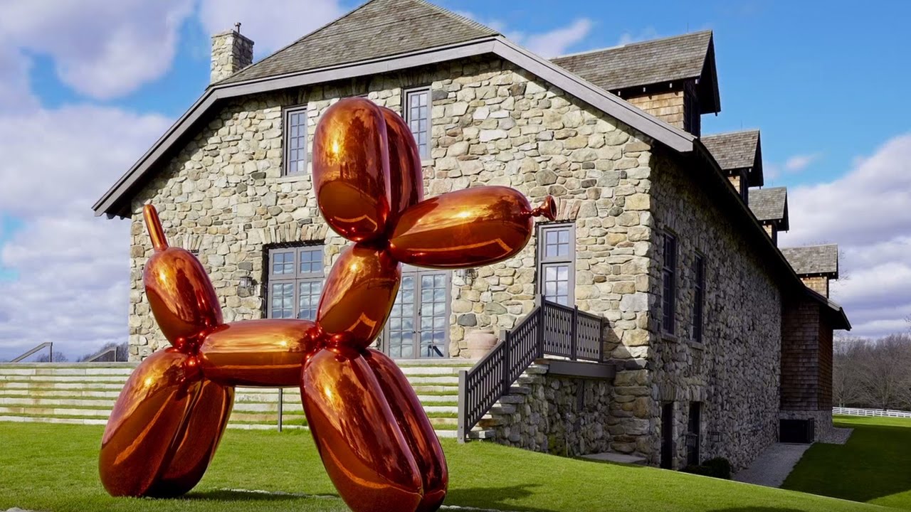 balloon dog sculpture by jeff koons