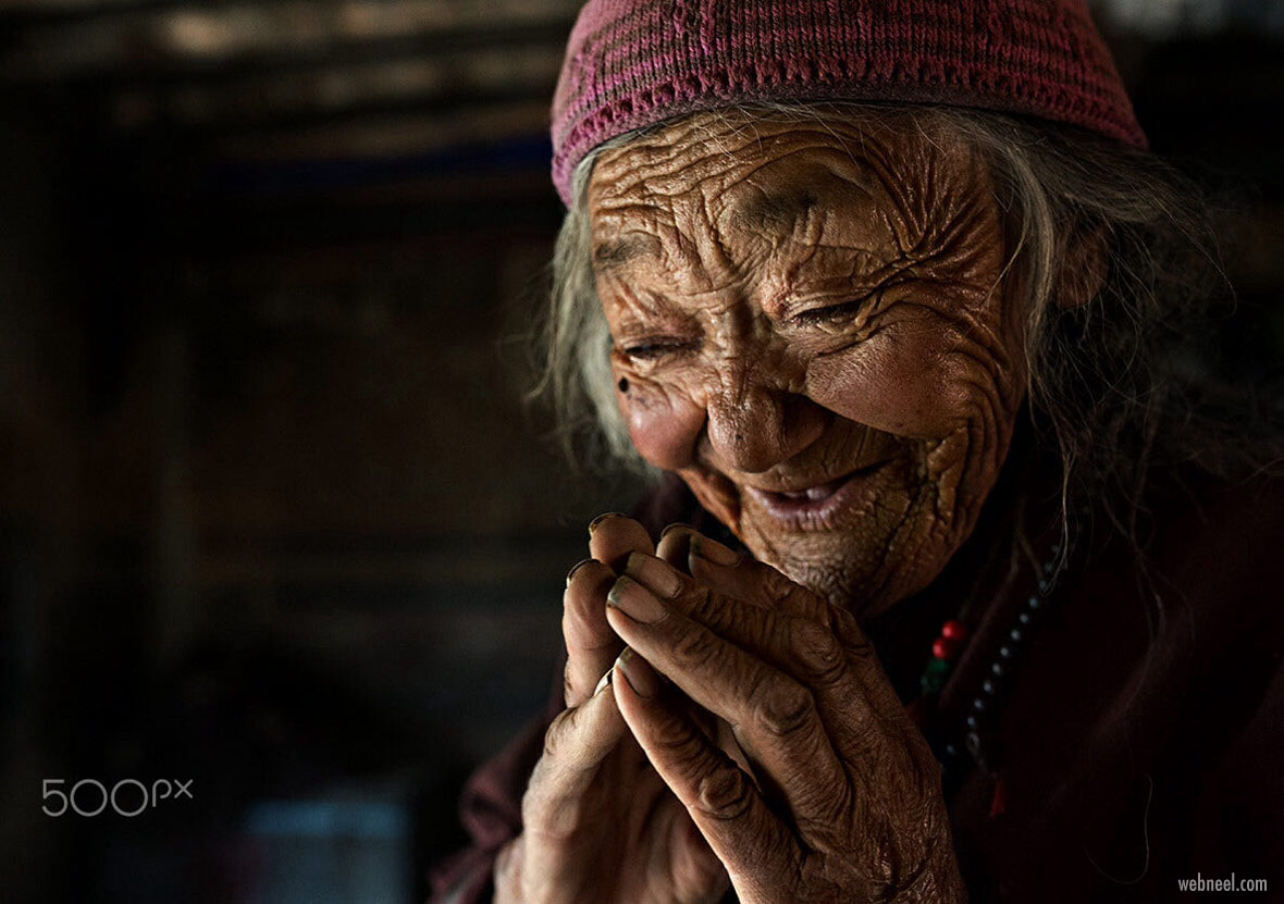 portrait photography old woman ladakh by alessandro bergamini