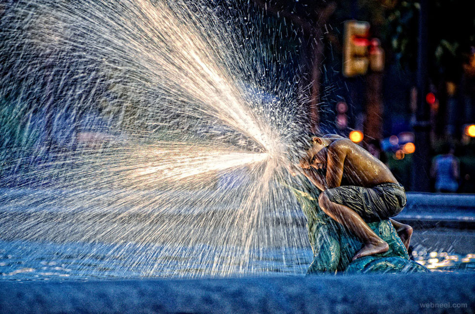 water splashing night photography
