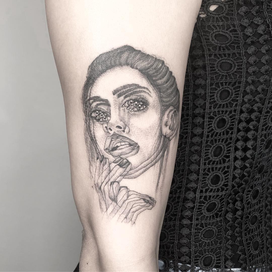 optical illusion tattoo blur woman
