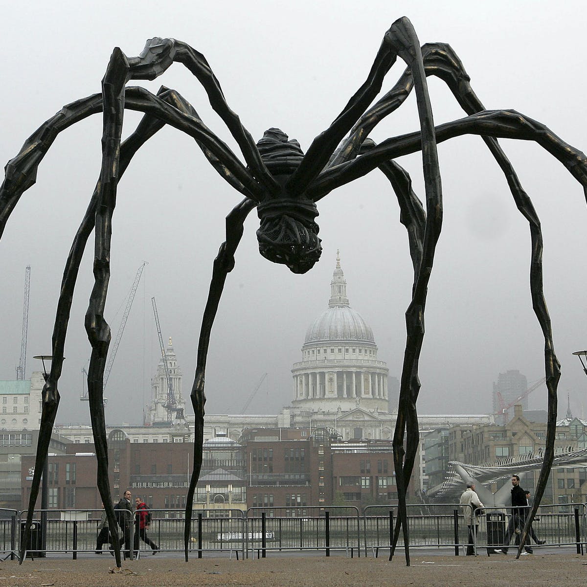 sculpture spider tate modern london by bourgeois