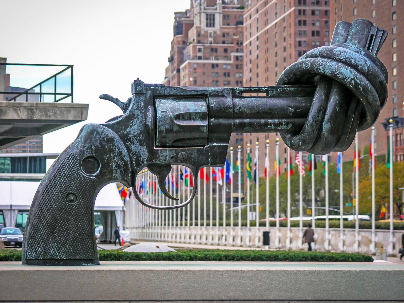 stunning sculpture knotted gun newyork usa