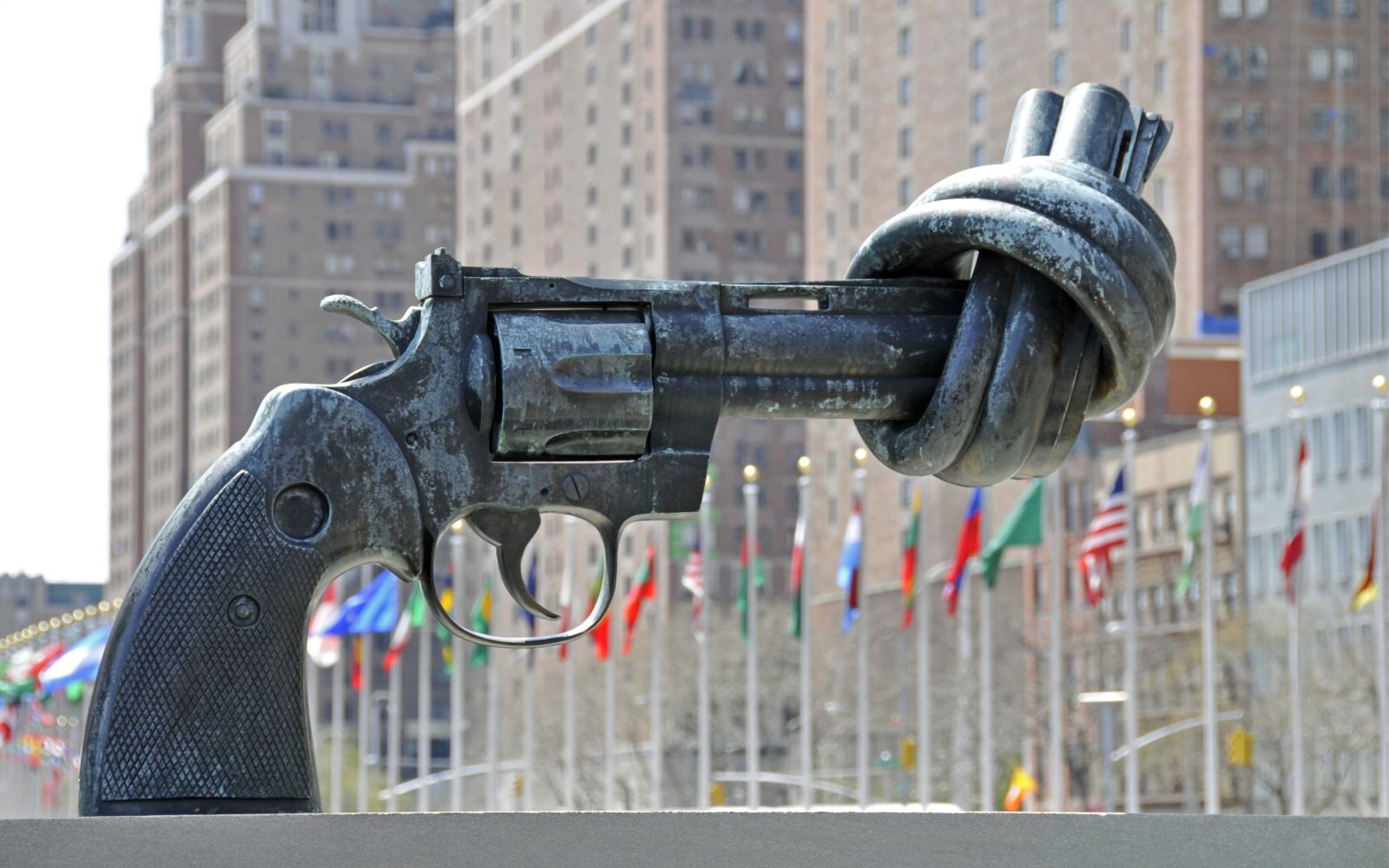 stunning sculpture knotted gun newyork usa