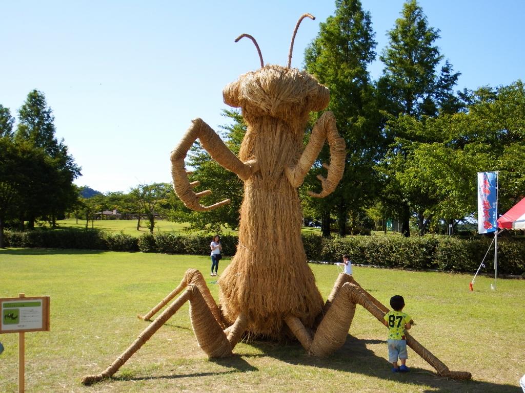 10-ant-rice-straw-sculpture