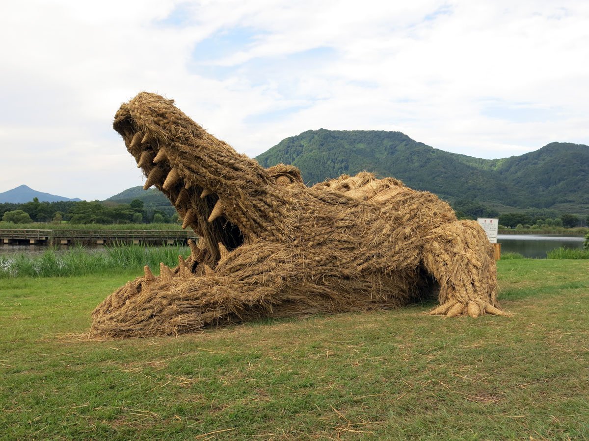 crocodile rice straw sculpture