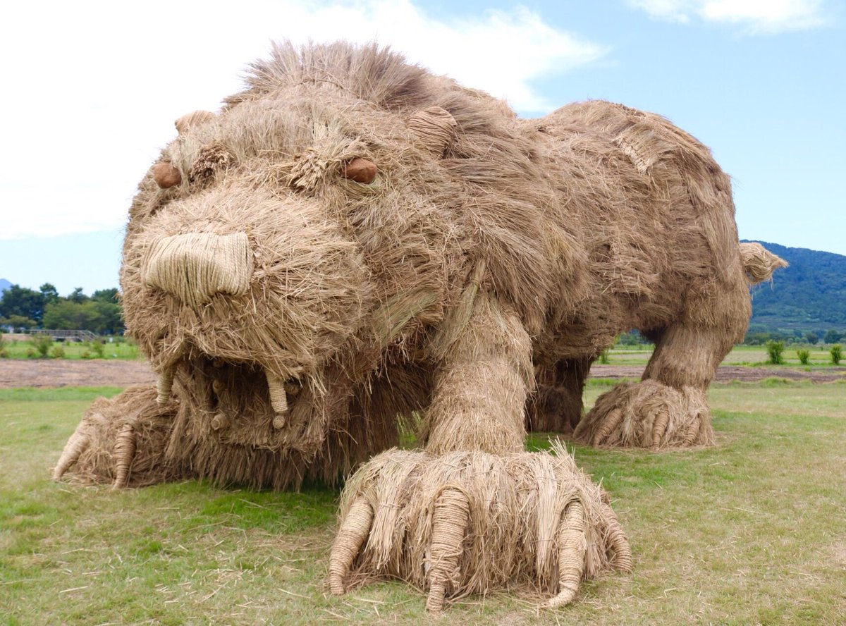 3-lion-rice-straw-sculpture
