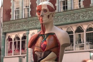 stunning sculpture artworks in the middle of london making heads turn