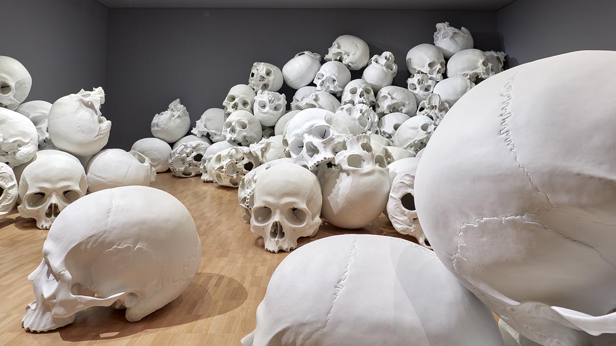 1 skull sculpture by ron mueck