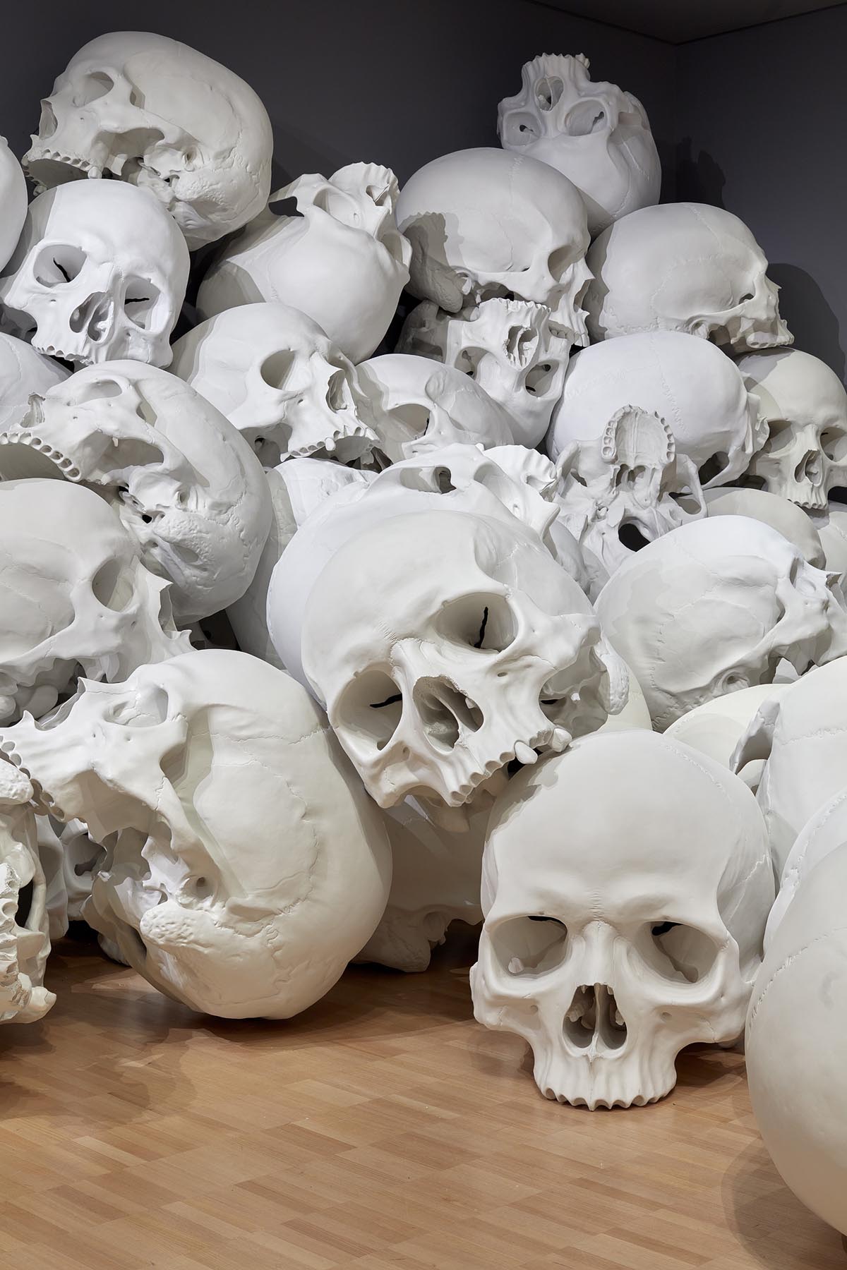 5 skull sculpture by ron mueck