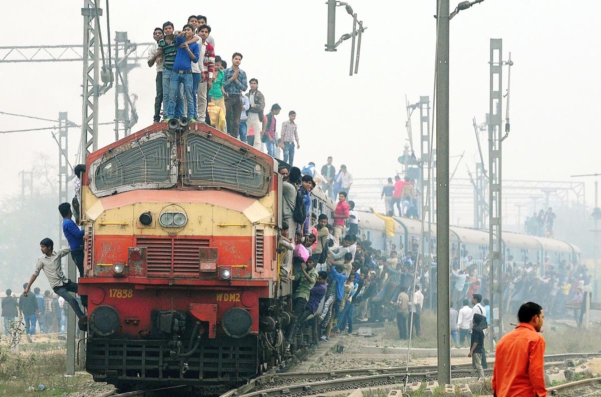11 people train indan railway photography