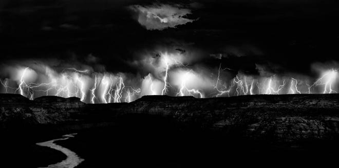 thunder lightnng black white